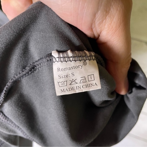 Gray Short Sleeve Tee with Tribal Skull Design - Size Small - Picture 3 of 5